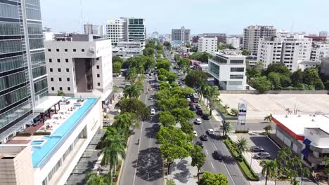 Vista-Aérea-De-La-Avenida-Principal-De-Winston-Churchill,-Grandes-Edificios-Comerciales-Y-Residenciales.