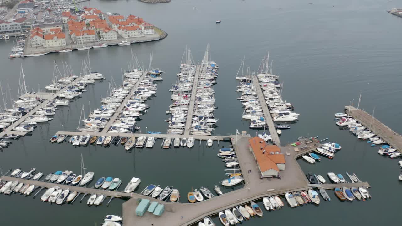 Droneflygning over en lystbåthavn i Marstrand, Sverige.