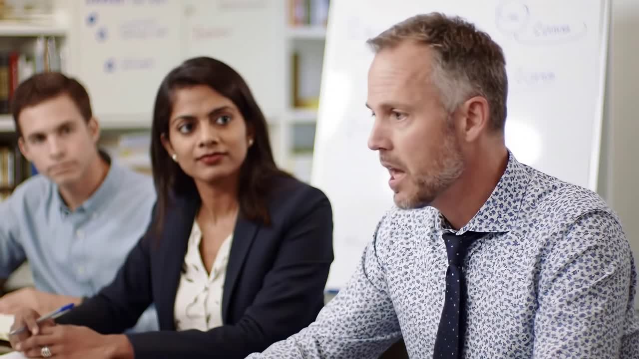 Ett mångsidigt Business-team i ett strategiskt kontorsmöte