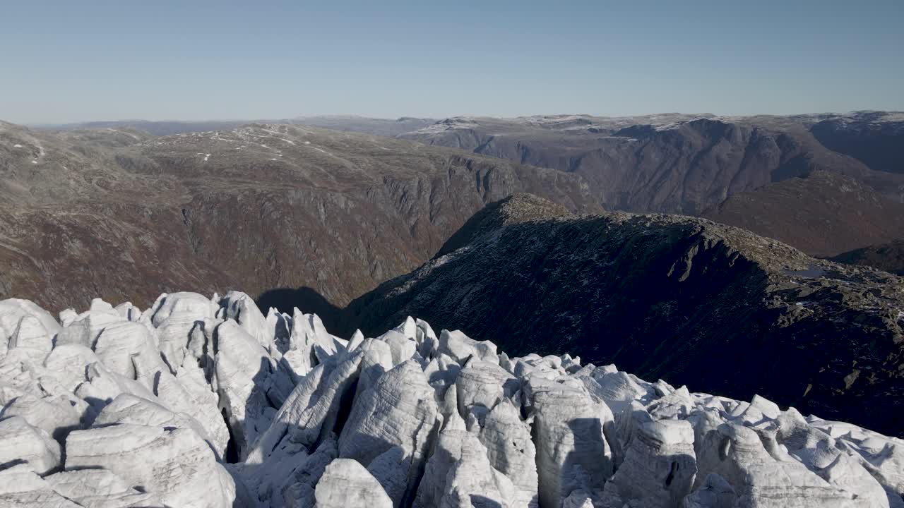 punto de interés aéreo rodado alrededor del buerbreen en el glaciar folgefonna con las montañas en el horizonte