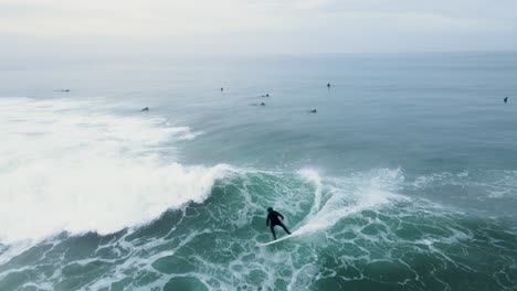 surfista hace un tallado en una ola limpia en carlsbad