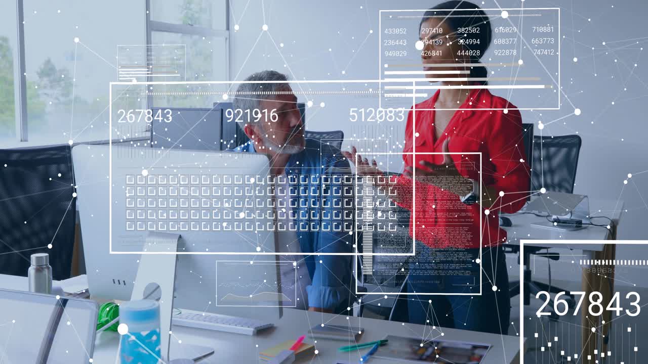 Kvindelig professionel viser forretningsdata til kollega ved hjælp af en tablet, mens grænsefladen opdaterer diagrammer