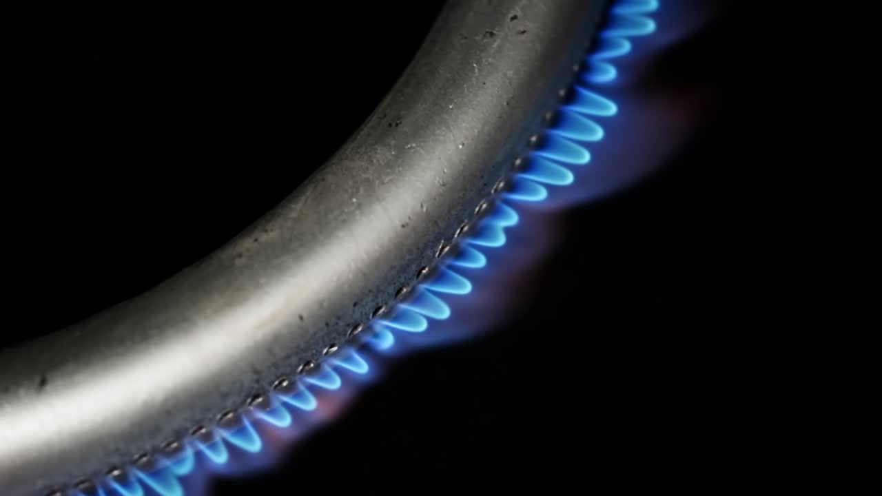 오븐에서 가스 버너를 태우고 검은 바탕에 클로즈업 4k 매크로 raw 비디오