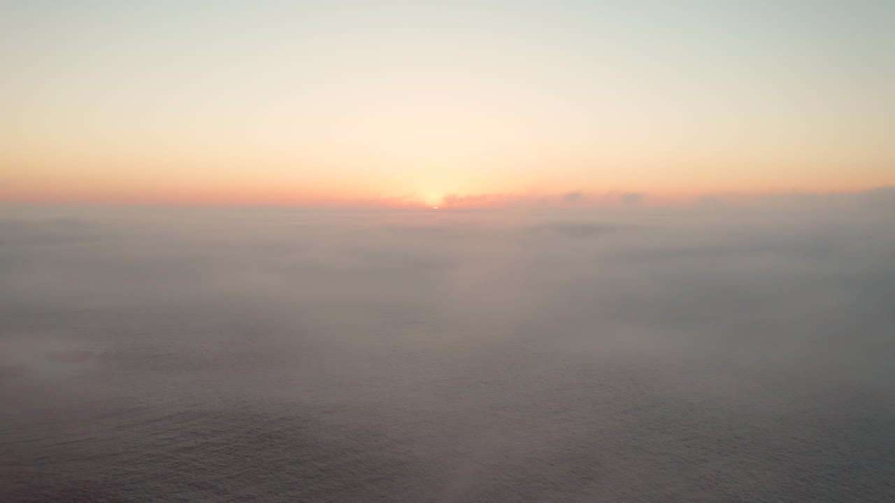 푹신한 흰 구름 위로 수평선의 일몰 색조