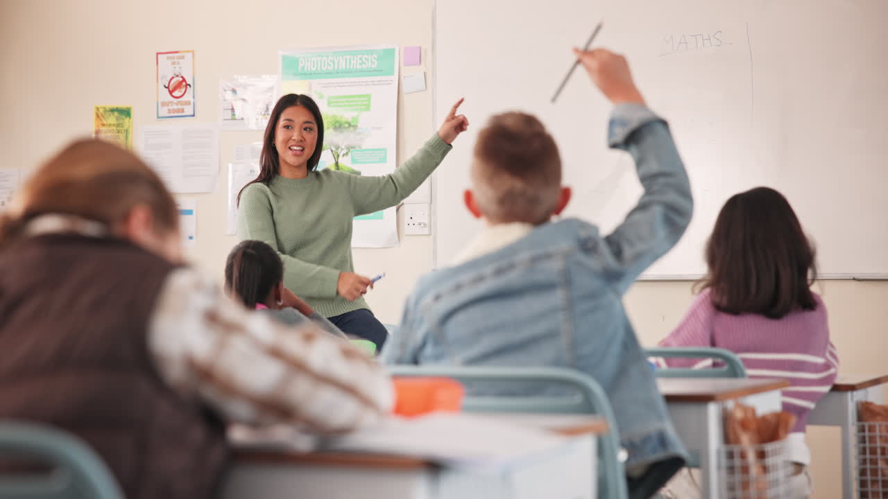 교사 와 학생 들 과 함께 교실 장면
