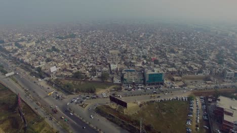 Bombay,-India,-Una-Vista-Superior-De-Carreteras-Con-Mucho-Tráfico,-Vista-De-Arriba-Hacia-Abajo-De-La-Ciudad,-Vista-Enfocada-En-La-Carretera-Y-Los-Automóviles