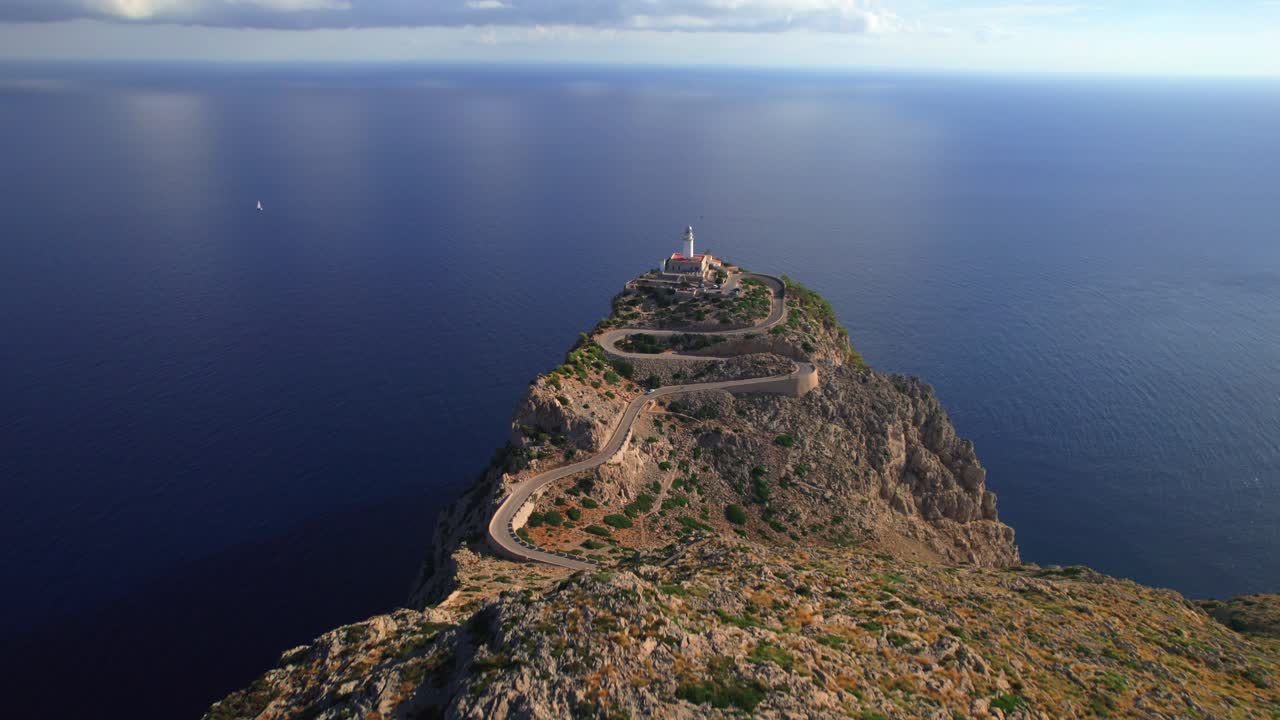 스페인 마요르카의 가장 북쪽 끝에 위치한 이 등대는 섬에서 가장 숨을 쉬는 자연 랜드마크 중 하나입니다.이 19 세기 등대는 이 지역의 하이라이트이며 놀라운 360 뷰를 제공합니다.