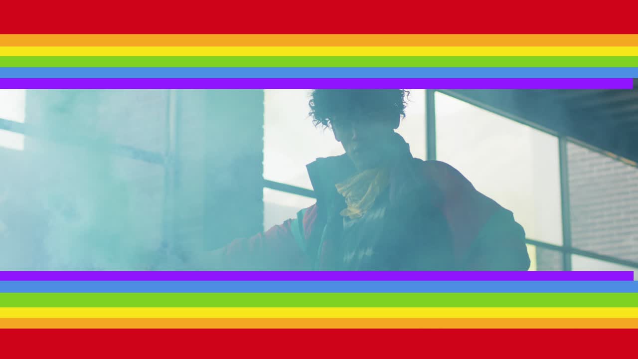 animación de la bandera del arco iris sobre el hombre afroamericano con llamarada