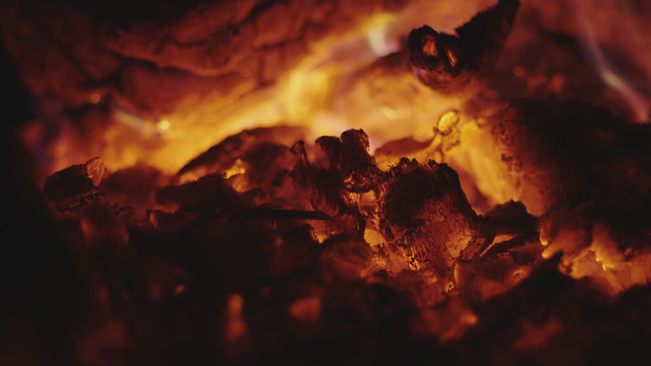 Nahaufnahme von glühenden Kohlen und Flammen