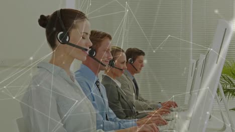 animación de la red de conexiones a través de personas de negocios que usan auriculares telefónicos