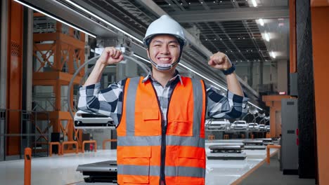feliz trabajador de la fábrica celebrando