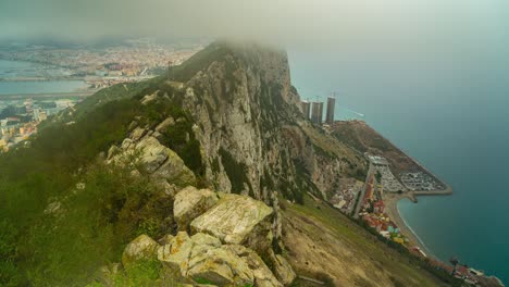 vista aérea panorámica de la roca de gibraltar, los techos y el puerto de gibraltar, península ibérica, reino unido