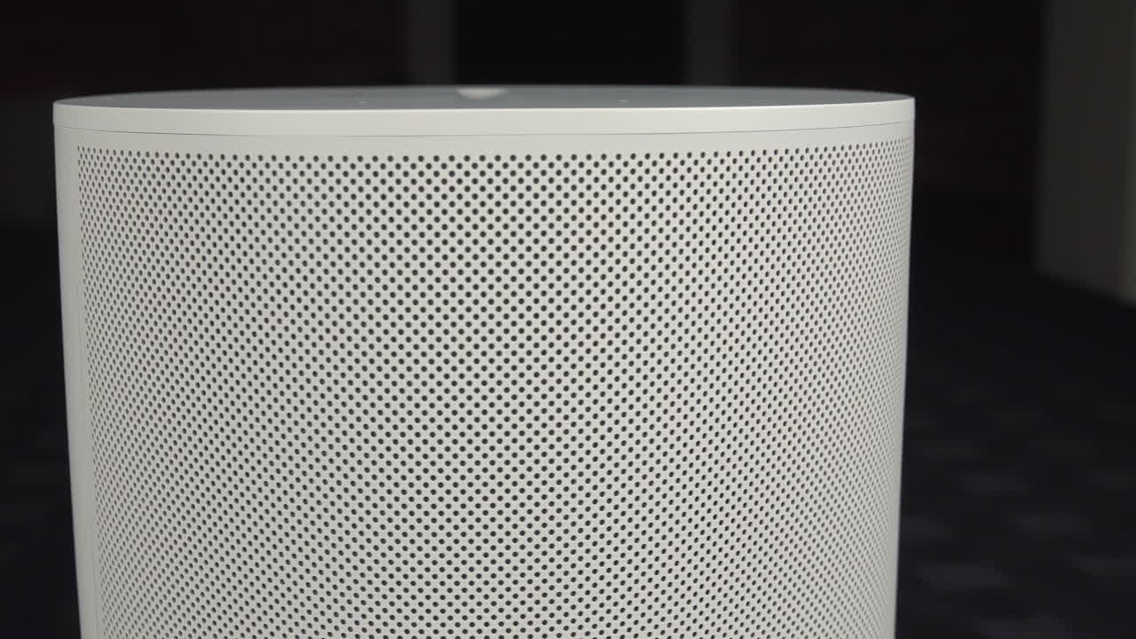 Nahaufnahme des Sonos Era 100 auf einem Drehteller