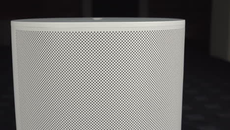 vue rapprochée de la sonos era 100 sur une table tournante