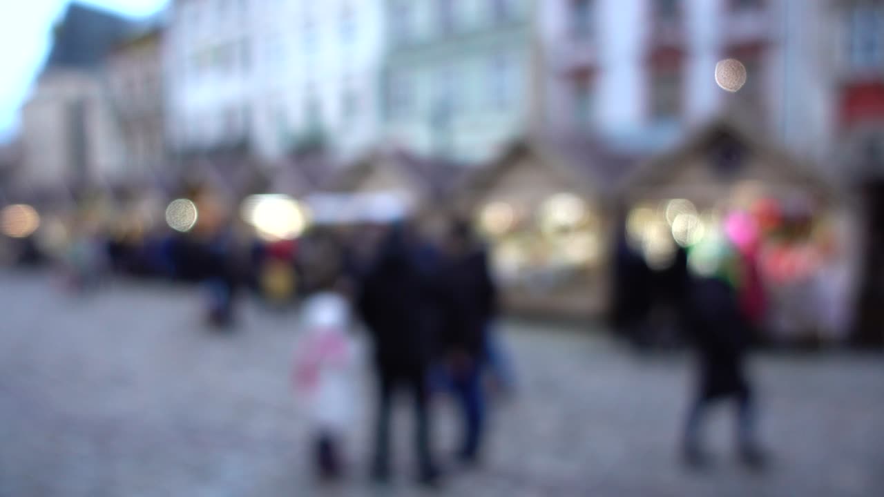 Mercado de Natal na praça da cidade. Fora de foco