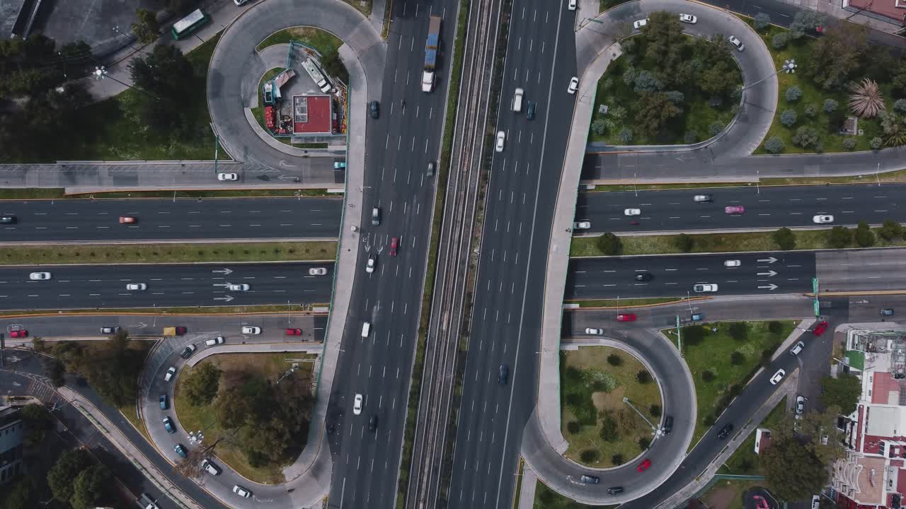 Top down zooming drone view of a highway cross in Mexico City