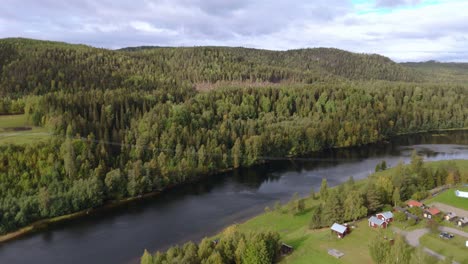 Imágenes-Cautivadoras-De-Drones-Del-Norte-De-Suecia-En-Otoño