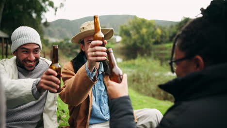 Gruppe,-Freunde-Und-Toastbier-Zum-Campen