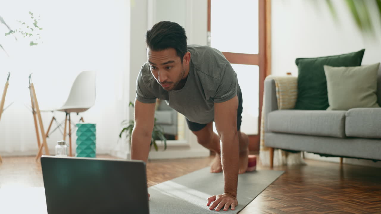 casa, computadora portátil o hombre con estado físico
