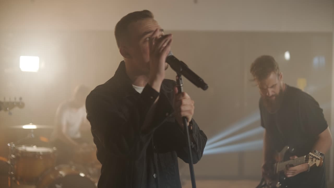 actuación en vivo de la banda con cantante, bajista, pianista, baterista y guitarrista