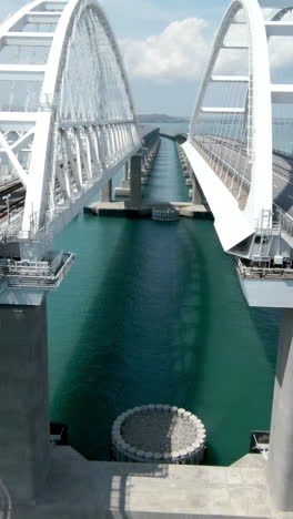 vista aérea de un puente de arco moderno sobre el agua