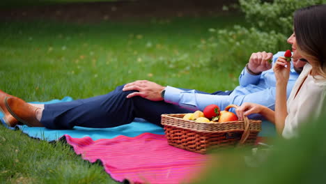 couple enjoying a relaxing picnic in the park