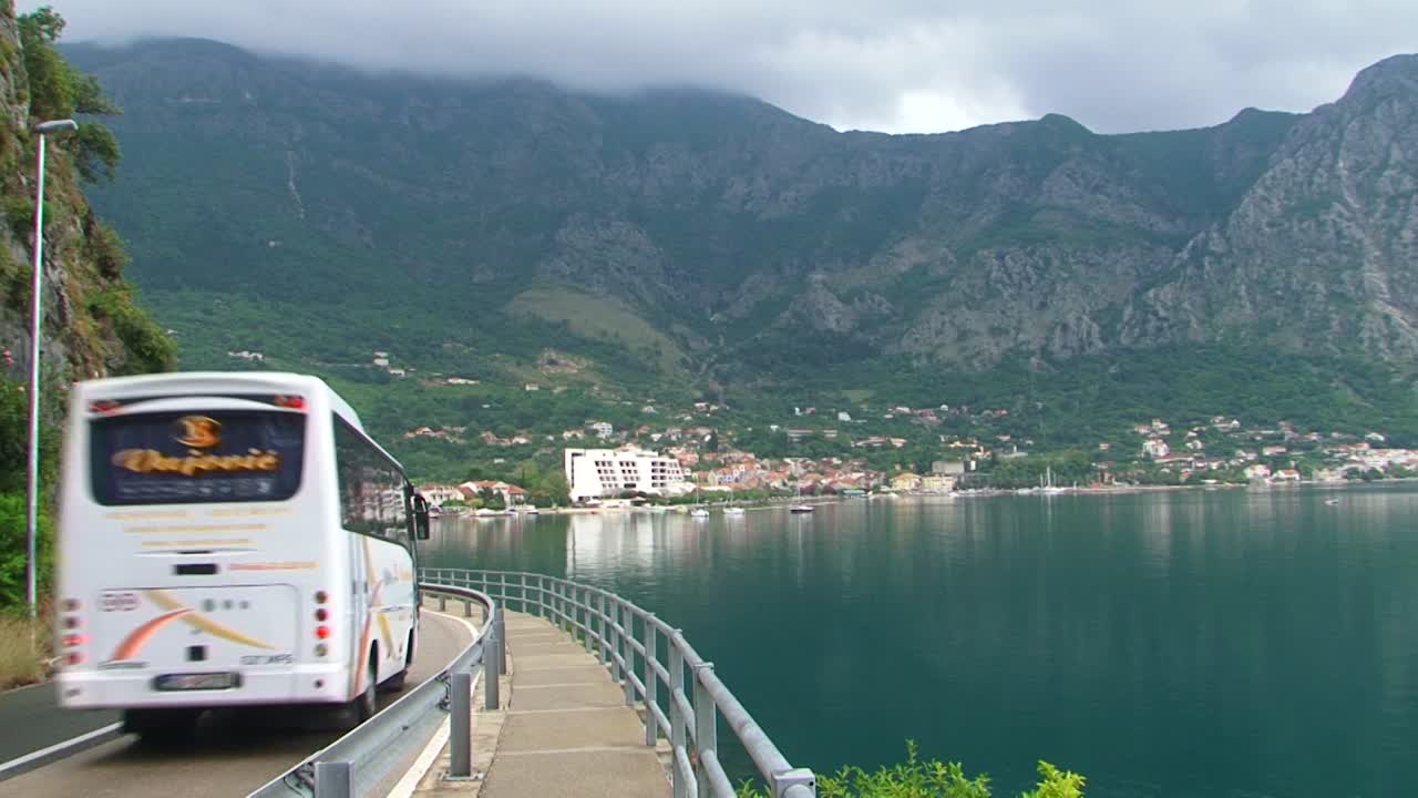 coche y autobús pasando