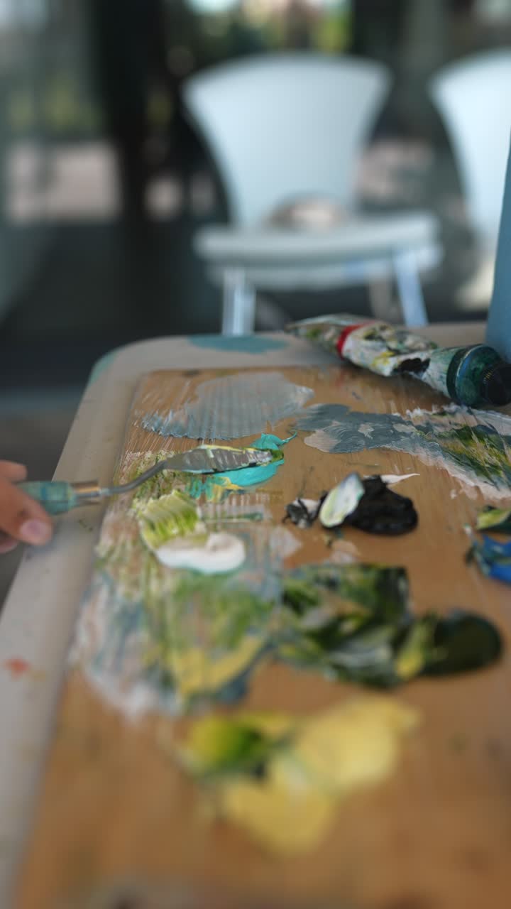 예술가 가 야외 팔레트 에 페인트 를 는 것