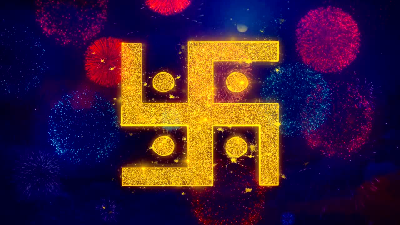 el símbolo del icono de la esvástica hindú en las coloridas partículas de fuegos artificiales.