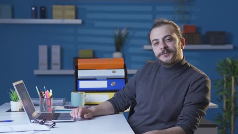 retrato de un hombre de negocios que no se pone polvo a sí mismo.