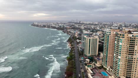 olas rompiendo en la costa a lo largo del malecón en santo domingo