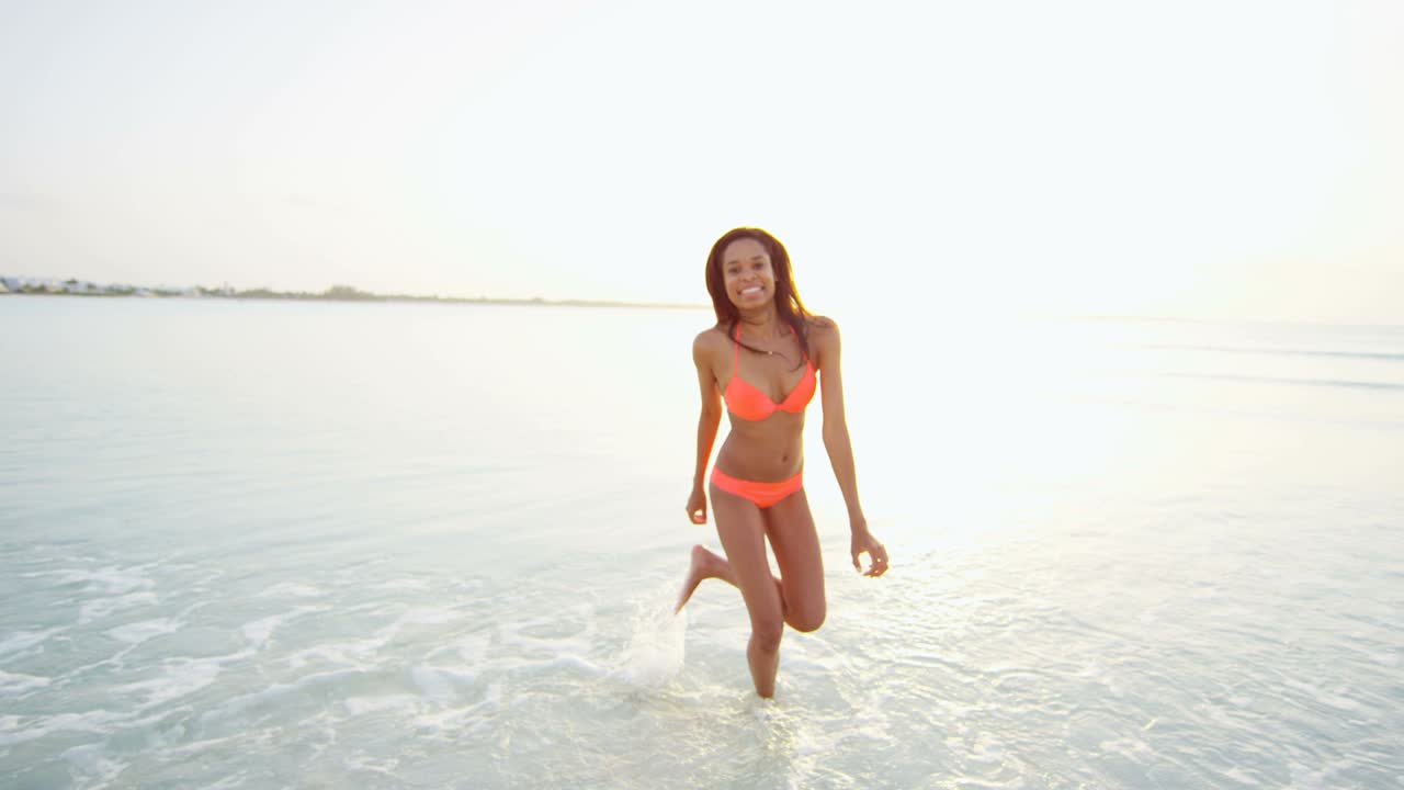 휴가 중 행복한 아프리카계 미국인 소녀의 초상화