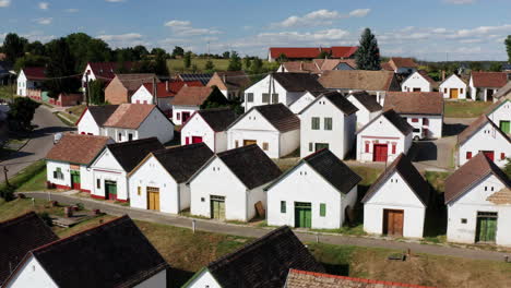 Hileras-De-Bodegas-En-El-Pueblo-De-Palkonya-En-El-Condado-De-Baranya,-Al-Sur-De-Hungría