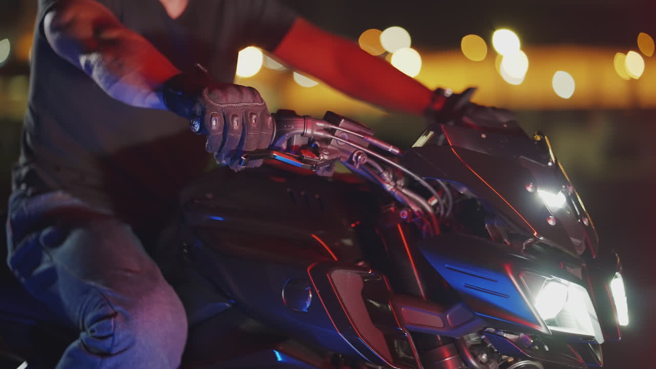 야간 타는 오토바이 운전자