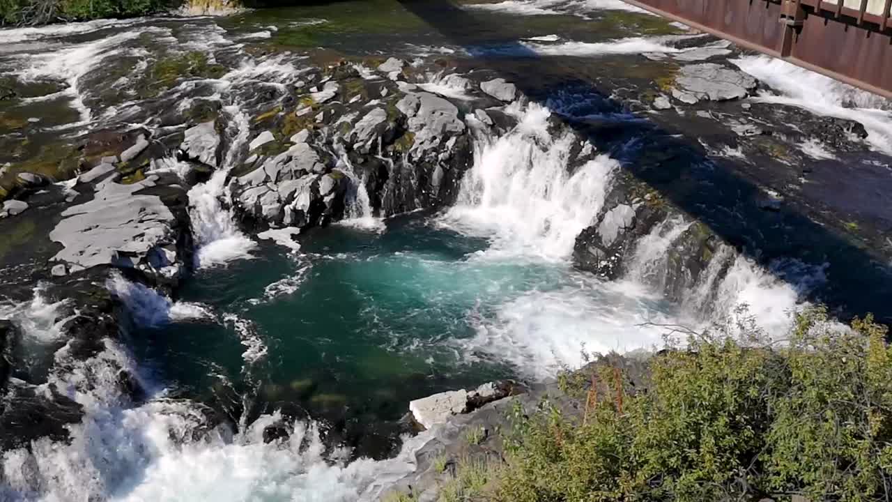 spokane falls - aguas azules que fluyen por el río spokane y la presa en el estado de washington, estados unidos