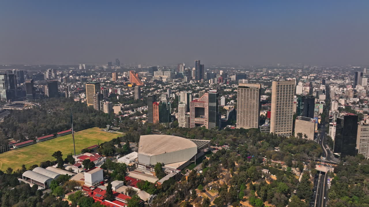 toma panorámica aérea v82 de la ciudad de méxico desde el auditorio nacional y campo marte con vista al barrio de polanco hacia el parque bosque de chapultepec - filmada con el cine mavic 3 - enero de 2022