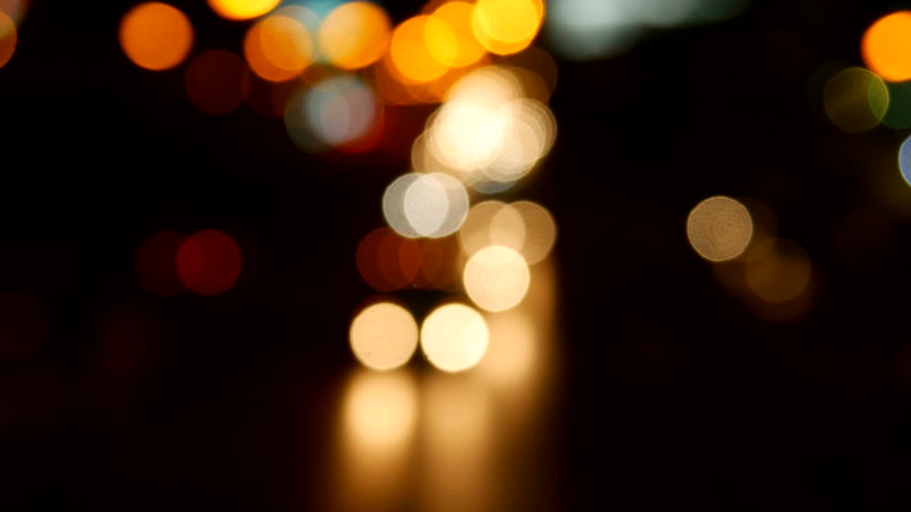 hermoso fondo bokeh en la oscuridad, fuera de foco luces durante la noche