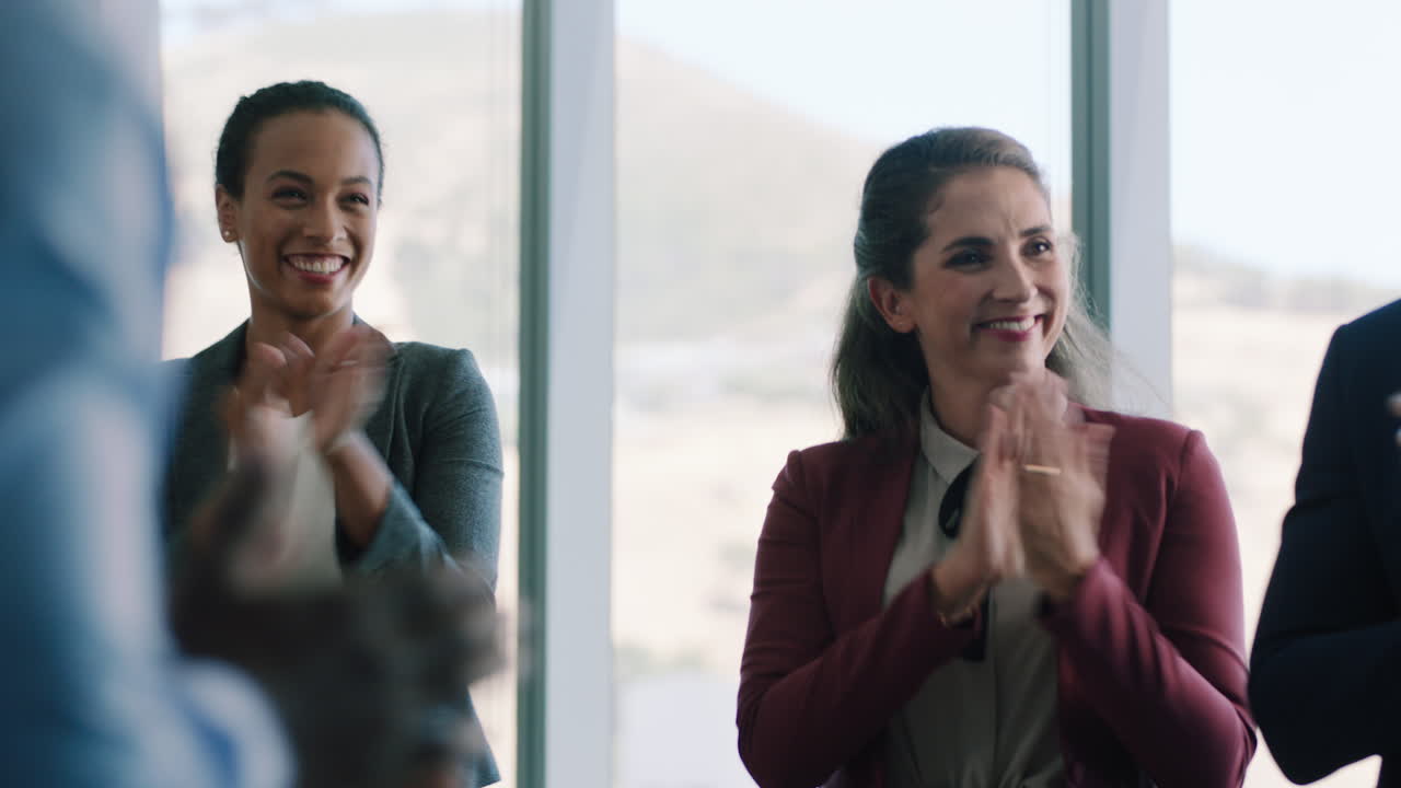 grupo de gente de negocios aplaudiendo celebrando disfrutando de la presentación accionistas aplaudiendo para una solución exitosa en la sala de juntas de la oficina reunión 4k