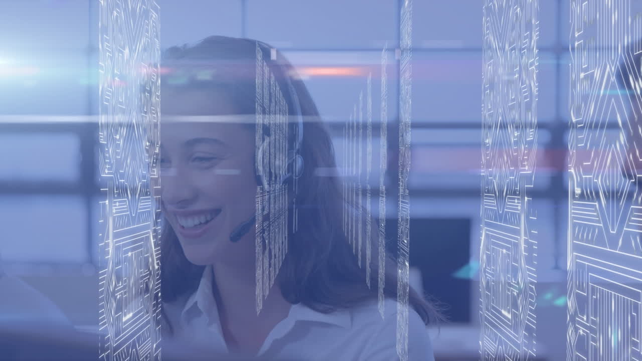 Connessioni di microprocessori e dirigente donna con auricolare in uno scenario tecnologico aziendale