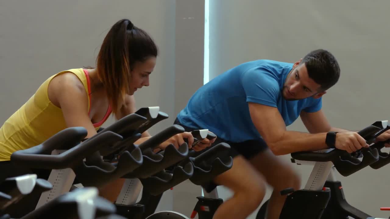 pareja en forma girando en el gimnasio