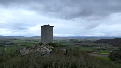 torre del castillo "da pena" ubicada en xinzo de limia, ourense, españa, elevación aérea revela