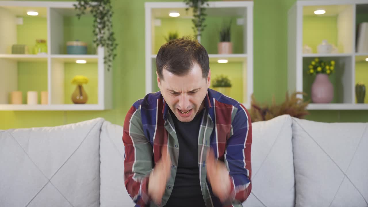 un hombre de mediana edad que está encantado de recibir las noticias que ha estado esperando.