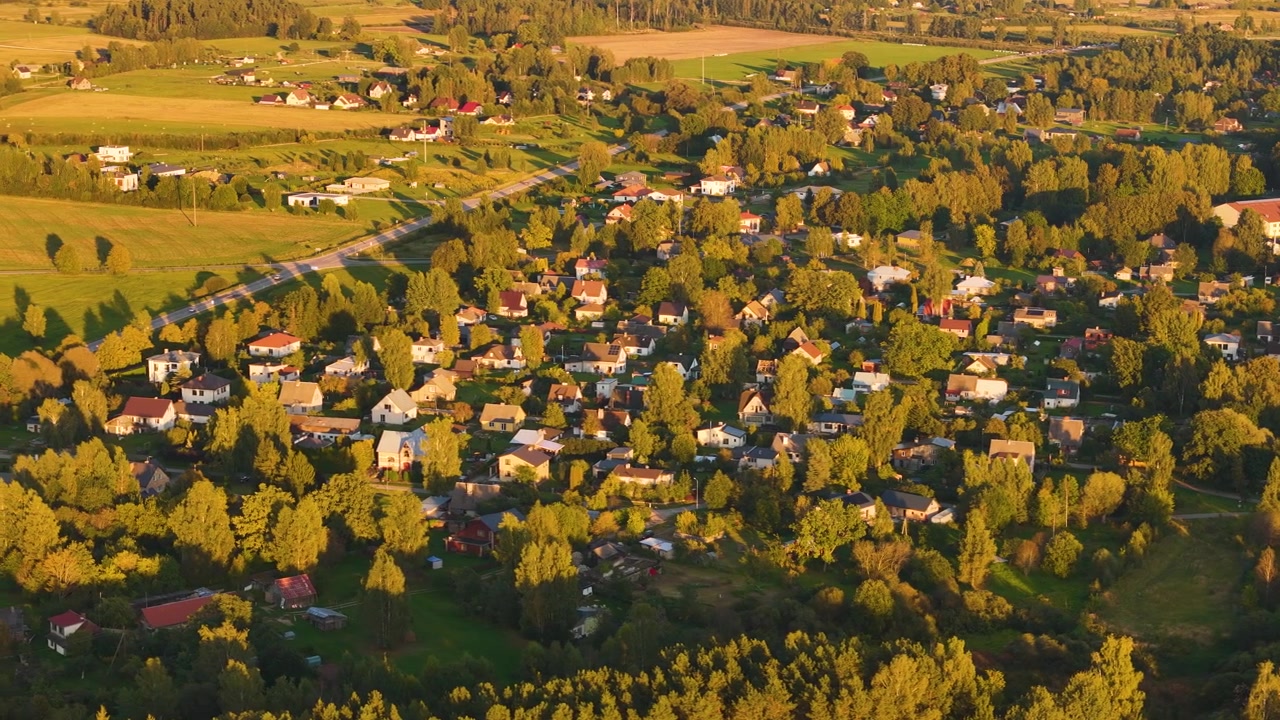 Naturskjønn utsikt over bosetninger over landsbyen Incukalns i Latvia. Luftfoto tatt med drone.