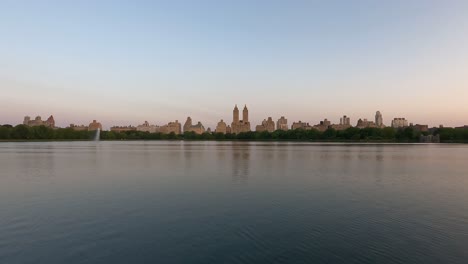 a mesmerizing dawn timelapse captures the urban beauty of manhattan's upper west side as viewed across central park's reservoir lake