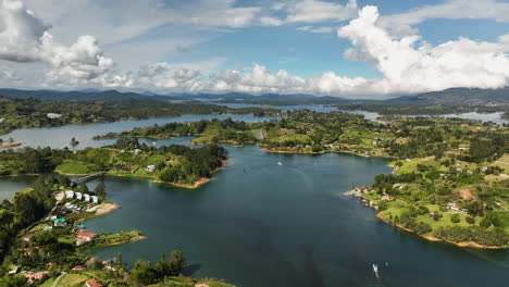 Aerial-view-of-boats-on-the-Peñol-Guatapé-Reservoir-lake-in-Antioquia,-Colombia