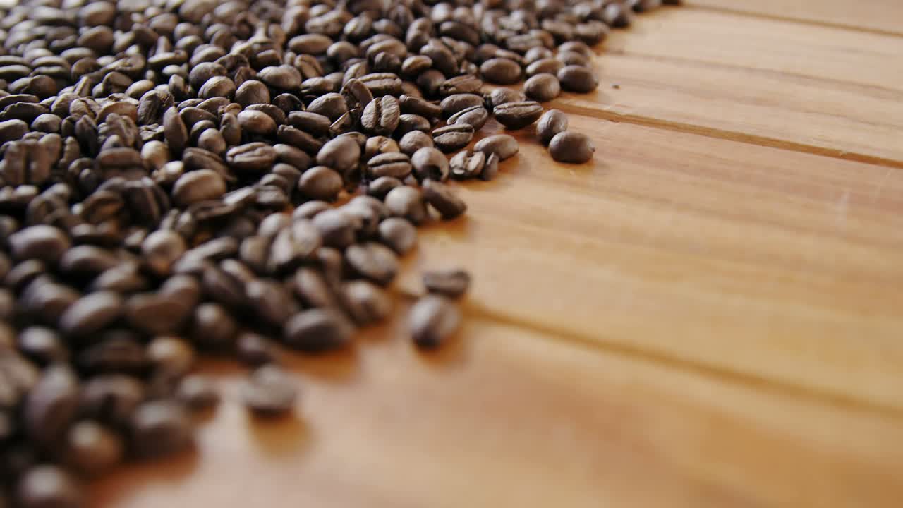 primer plano de los granos de café esparcidos