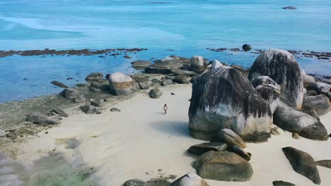 niña en la playa de la isla tropical de arena blanca