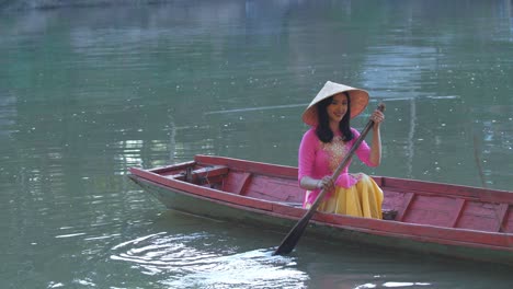 vietnamese woman rowing a boat, video in 4k