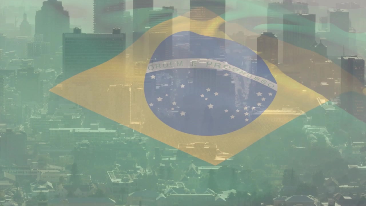 大きなブラジル国旗がフェードインし、霞んだスカイラインの上で波打つ。その半透明な部分から屋根が透けて見える。