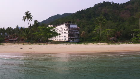 Gran-Crucero-Abandonado,-Barco-Fantasma-De-Koh-Chang-En-La-Playa-Tropical